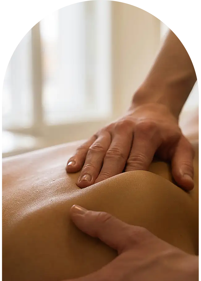 Moment de détente lors d'un massage traditionnel énergétique 