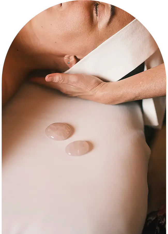 Moment de détente dans un spa avec soin du visage