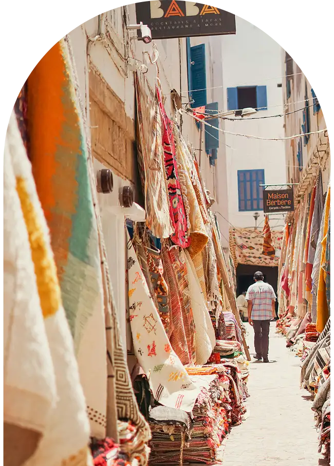 Tapis traditionnel marocain suspendus dans une ruelle commerçante de la médina d'Essaouira