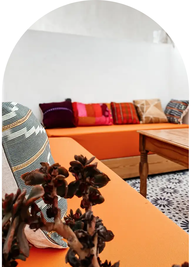Banquette traditionnelle aux couleurs vives et coussins marocains sur la terrasse ensoleillée