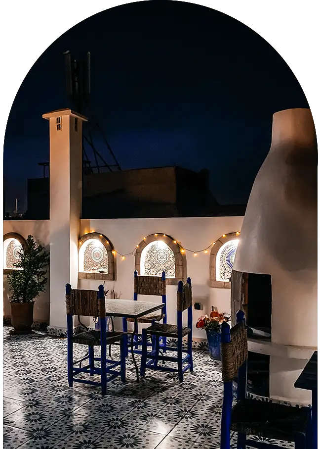 Terrasse traditionnelle marocaine éclairée de nuit