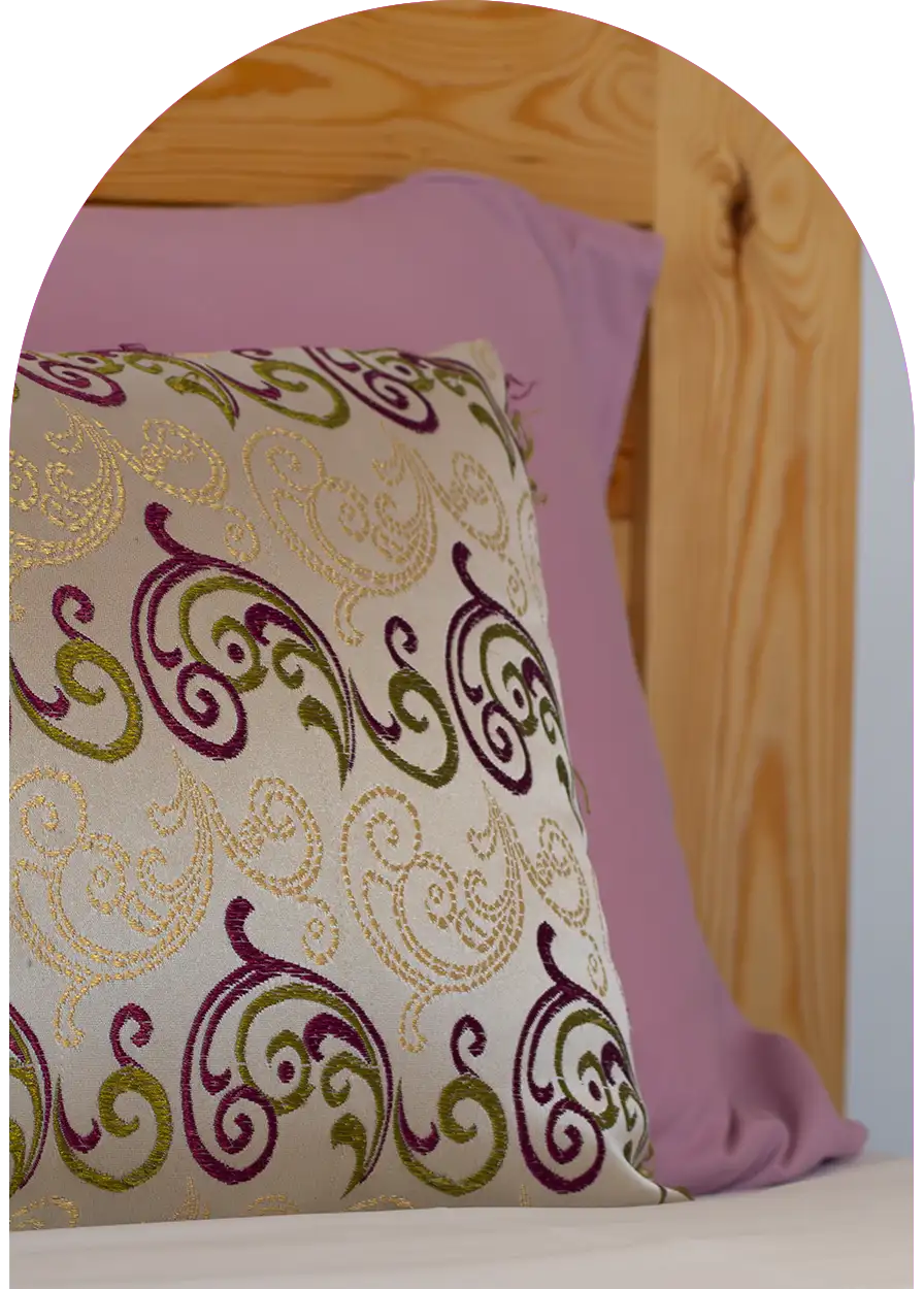 Gros plan sur les détails colorés d’un oreiller marocain en tissu satiné