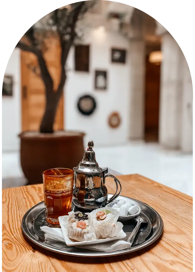Service de thé à la menthe et gateaux marocains 