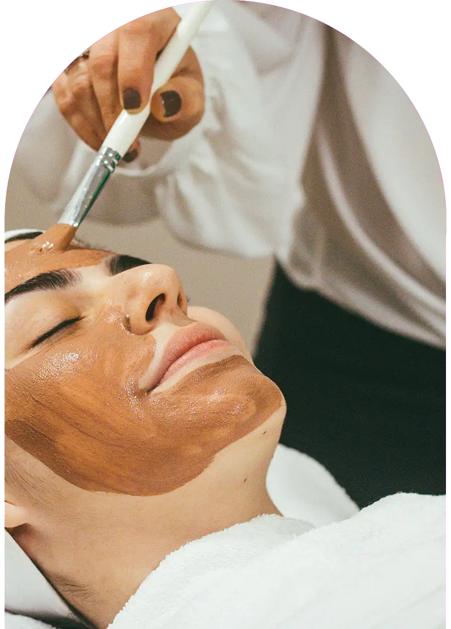 Application d’un masque relaxant dans un spa traditionnel.